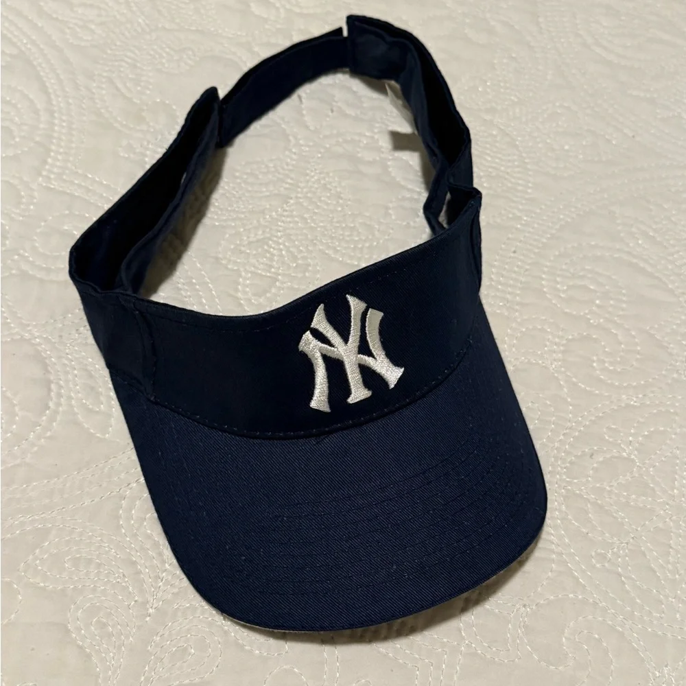 NY Yankees  Navy Visor/Sun Hat with Verizon logo on the‎ back